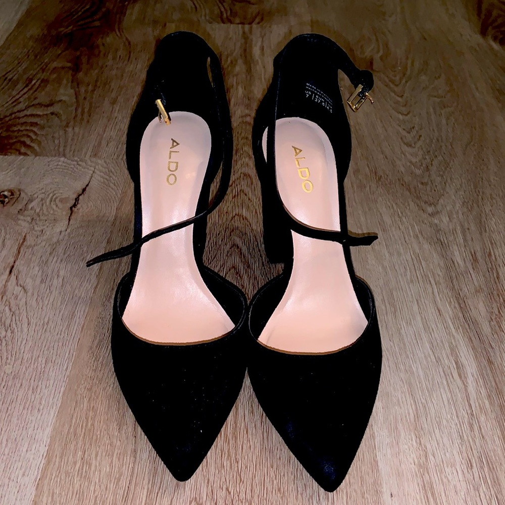 Also shoes size 7